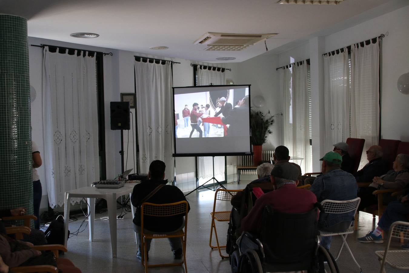 Representantes de las hermandades y cofradías de la Semana Santa de Jerez de los Caballeros y la reciente Asociación de Hermanas y Hermanos Costaleros de Jerez de los Caballeros han visitado, esta tarde, la Residencia de Mayores 'Hernando de Soto' con el objetivo de acercar, a los más mayores, la Semana Santa del municipio.