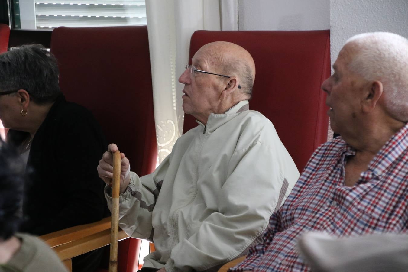 Representantes de las hermandades y cofradías de la Semana Santa de Jerez de los Caballeros y la reciente Asociación de Hermanas y Hermanos Costaleros de Jerez de los Caballeros han visitado, esta tarde, la Residencia de Mayores 'Hernando de Soto' con el objetivo de acercar, a los más mayores, la Semana Santa del municipio.