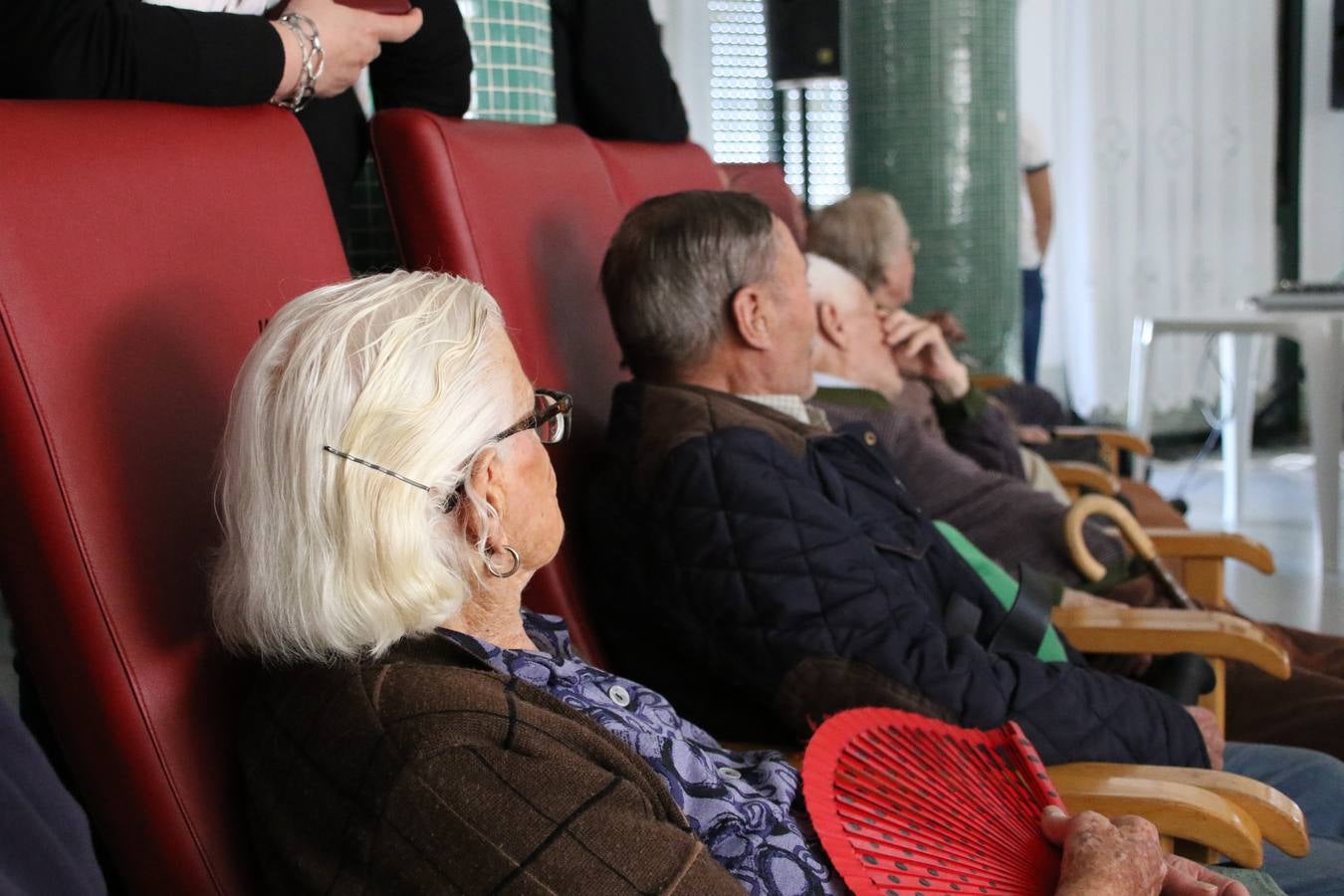 Representantes de las hermandades y cofradías de la Semana Santa de Jerez de los Caballeros y la reciente Asociación de Hermanas y Hermanos Costaleros de Jerez de los Caballeros han visitado, esta tarde, la Residencia de Mayores 'Hernando de Soto' con el objetivo de acercar, a los más mayores, la Semana Santa del municipio.