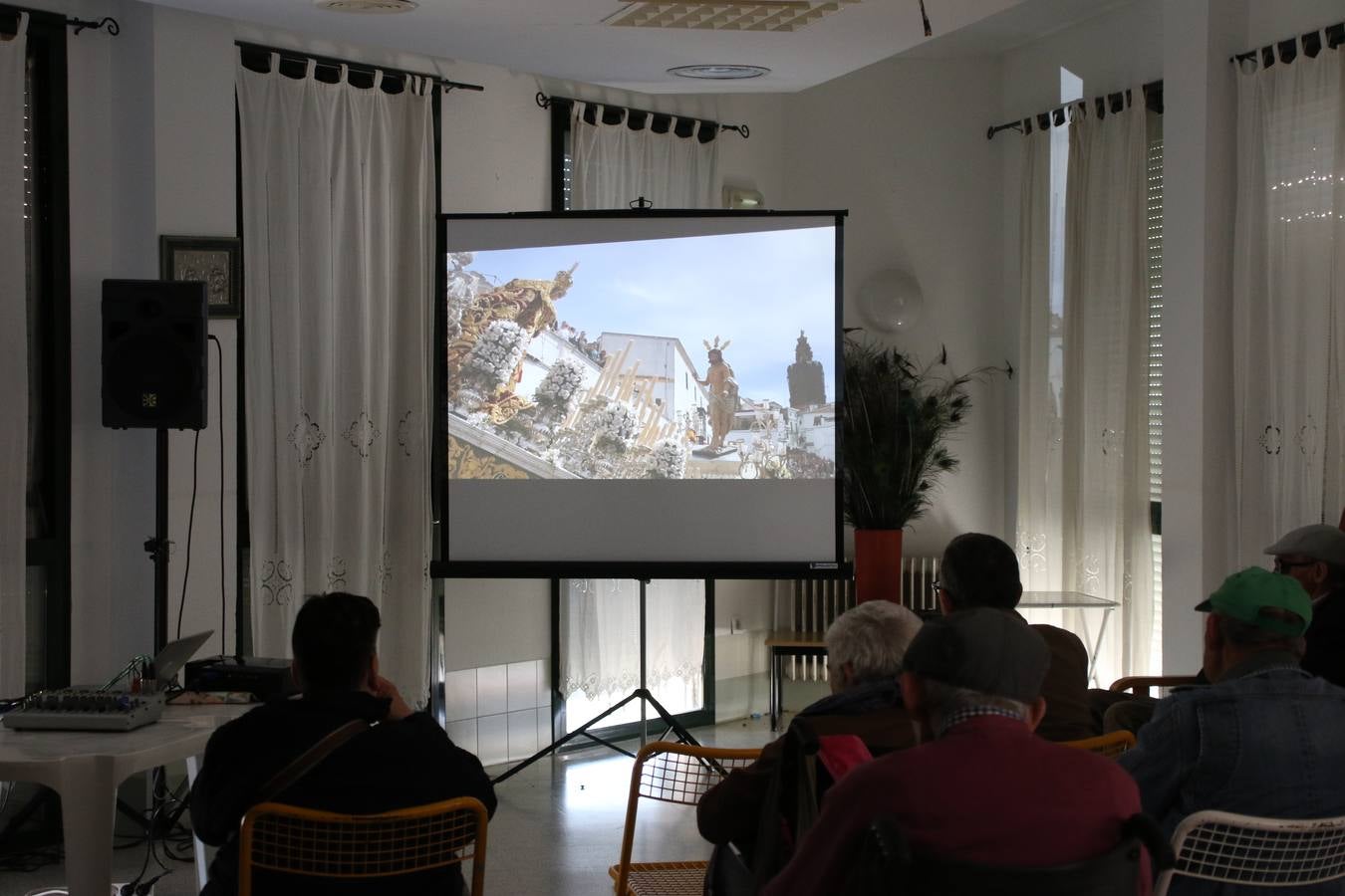 Representantes de las hermandades y cofradías de la Semana Santa de Jerez de los Caballeros y la reciente Asociación de Hermanas y Hermanos Costaleros de Jerez de los Caballeros han visitado, esta tarde, la Residencia de Mayores 'Hernando de Soto' con el objetivo de acercar, a los más mayores, la Semana Santa del municipio.