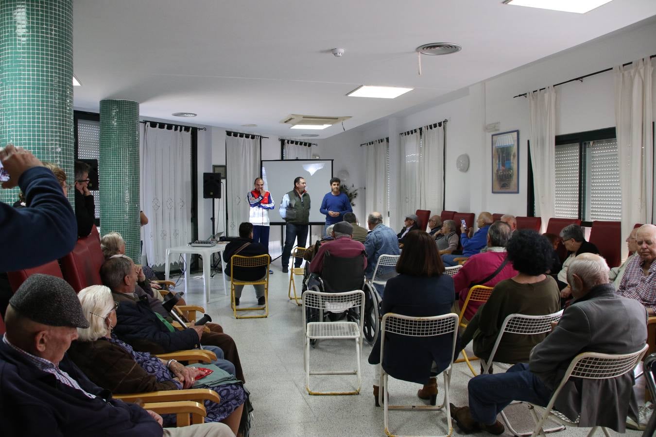 Representantes de las hermandades y cofradías de la Semana Santa de Jerez de los Caballeros y la reciente Asociación de Hermanas y Hermanos Costaleros de Jerez de los Caballeros han visitado, esta tarde, la Residencia de Mayores 'Hernando de Soto' con el objetivo de acercar, a los más mayores, la Semana Santa del municipio.