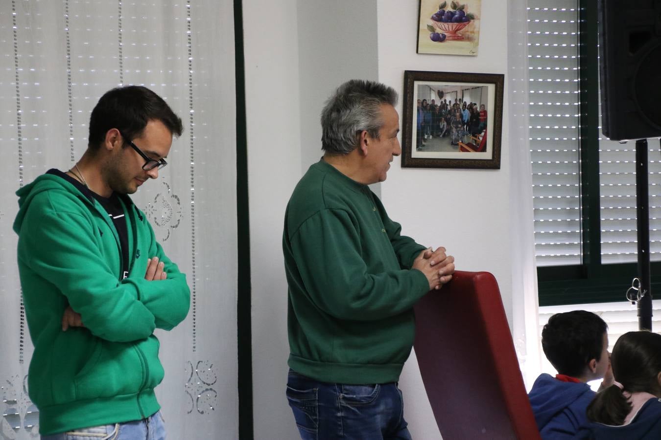 Representantes de las hermandades y cofradías de la Semana Santa de Jerez de los Caballeros y la reciente Asociación de Hermanas y Hermanos Costaleros de Jerez de los Caballeros han visitado, esta tarde, la Residencia de Mayores 'Hernando de Soto' con el objetivo de acercar, a los más mayores, la Semana Santa del municipio.