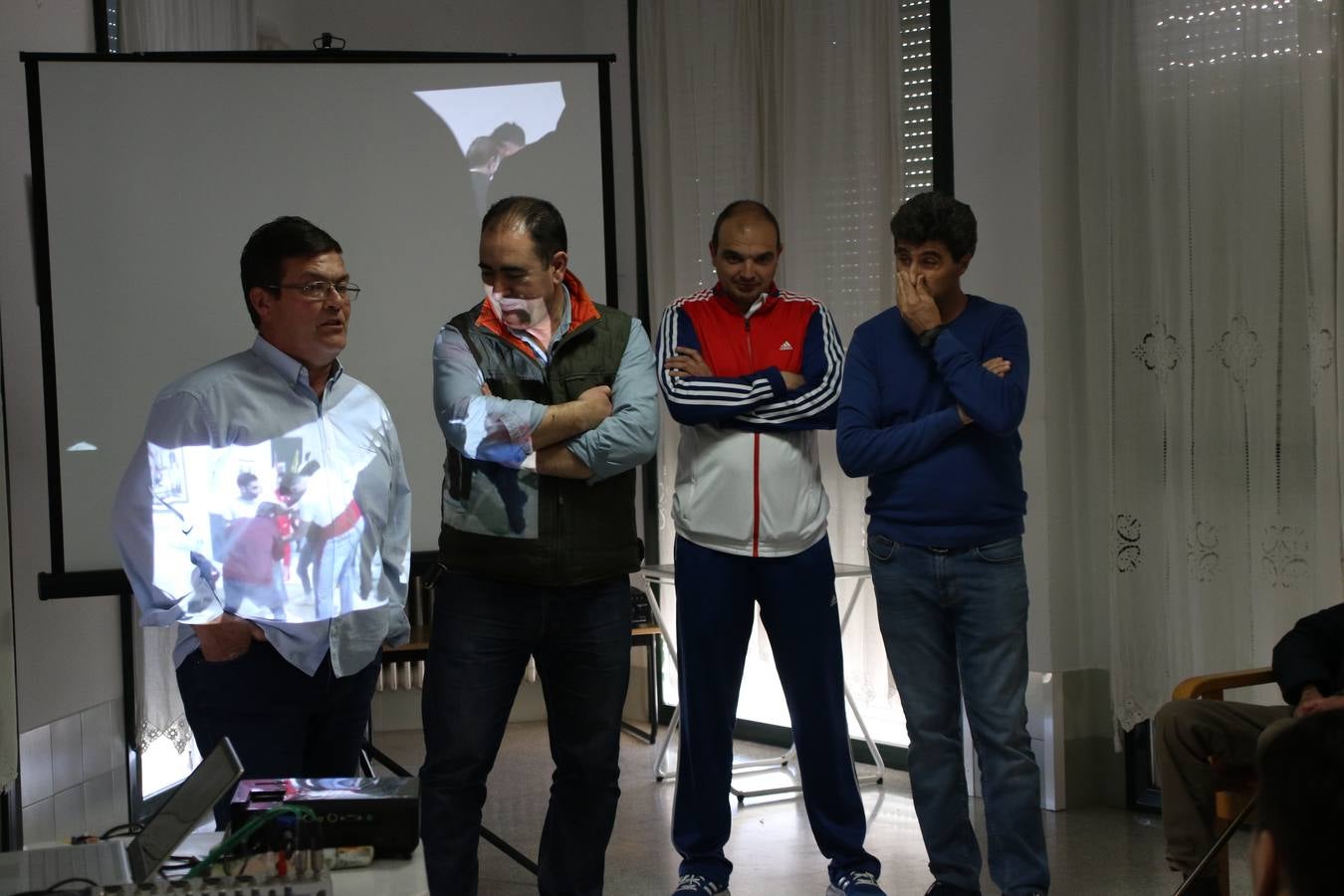 Representantes de las hermandades y cofradías de la Semana Santa de Jerez de los Caballeros y la reciente Asociación de Hermanas y Hermanos Costaleros de Jerez de los Caballeros han visitado, esta tarde, la Residencia de Mayores 'Hernando de Soto' con el objetivo de acercar, a los más mayores, la Semana Santa del municipio.