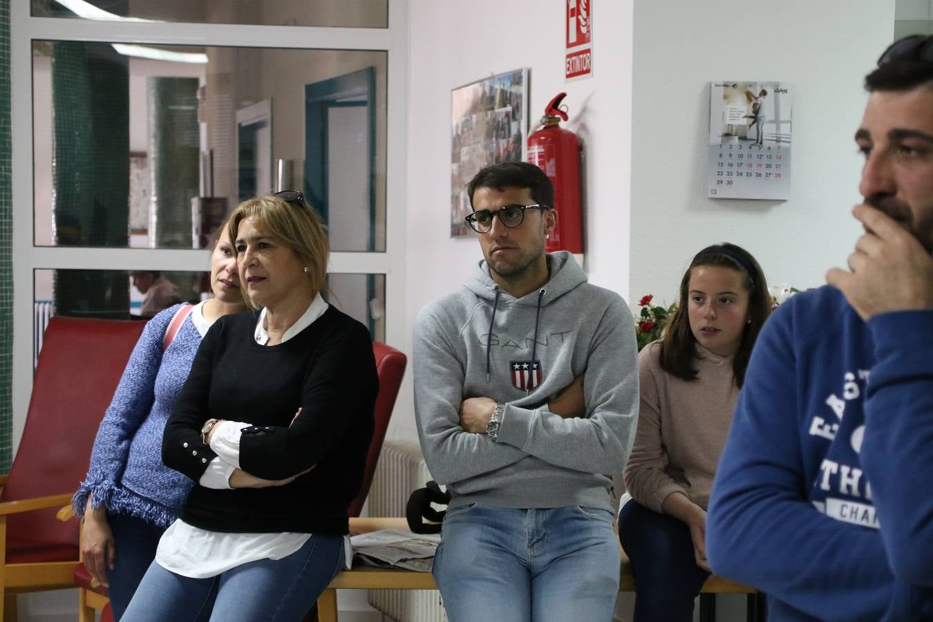 Representantes de las hermandades y cofradías de la Semana Santa de Jerez de los Caballeros y la reciente Asociación de Hermanas y Hermanos Costaleros de Jerez de los Caballeros han visitado, esta tarde, la Residencia de Mayores 'Hernando de Soto' con el objetivo de acercar, a los más mayores, la Semana Santa del municipio.