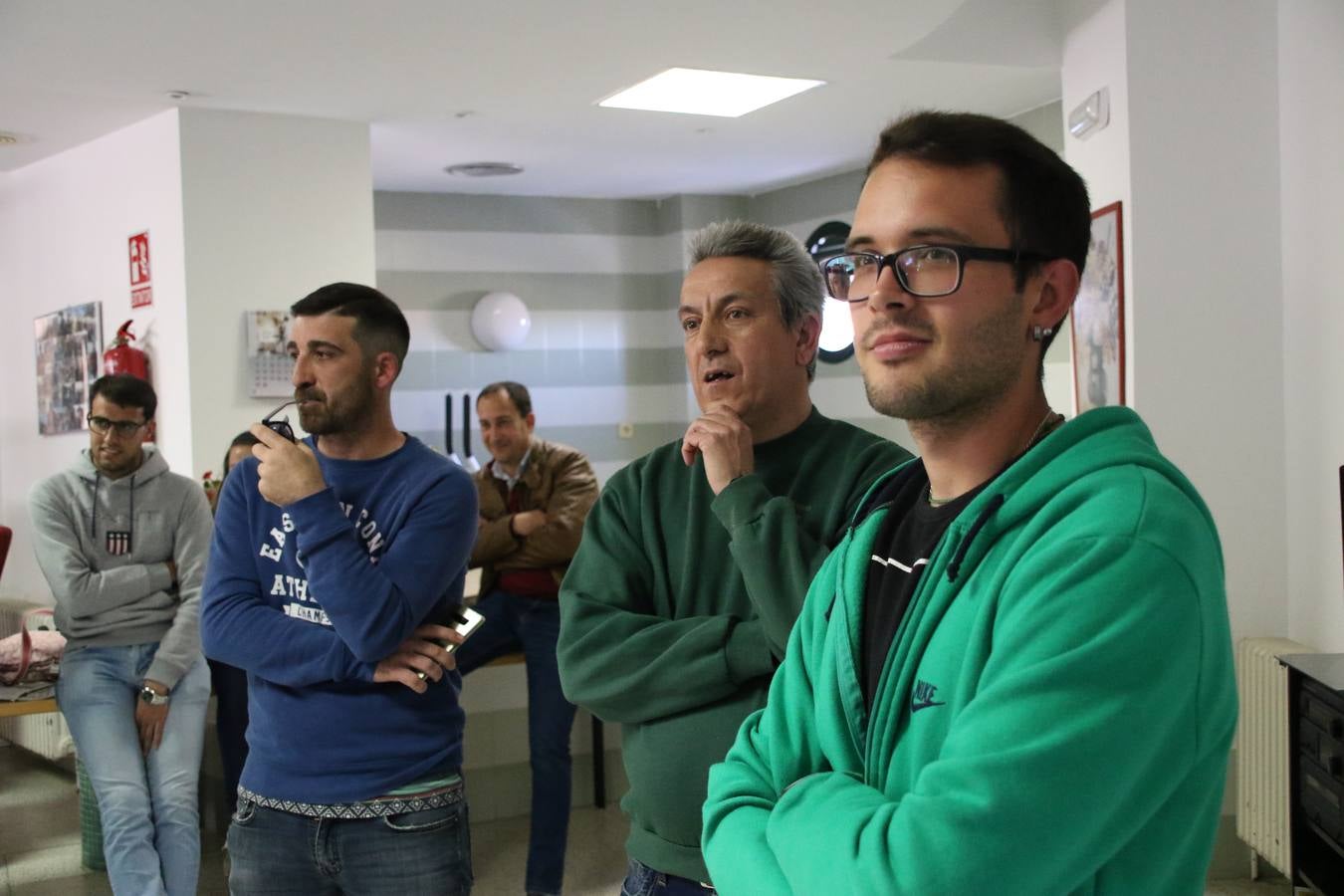 Representantes de las hermandades y cofradías de la Semana Santa de Jerez de los Caballeros y la reciente Asociación de Hermanas y Hermanos Costaleros de Jerez de los Caballeros han visitado, esta tarde, la Residencia de Mayores 'Hernando de Soto' con el objetivo de acercar, a los más mayores, la Semana Santa del municipio.