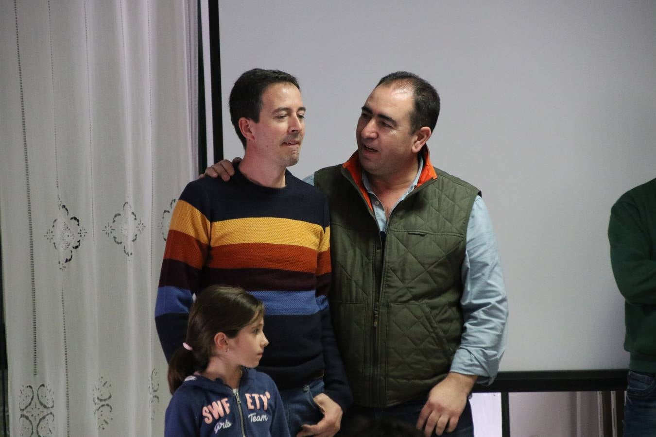 Representantes de las hermandades y cofradías de la Semana Santa de Jerez de los Caballeros y la reciente Asociación de Hermanas y Hermanos Costaleros de Jerez de los Caballeros han visitado, esta tarde, la Residencia de Mayores 'Hernando de Soto' con el objetivo de acercar, a los más mayores, la Semana Santa del municipio.