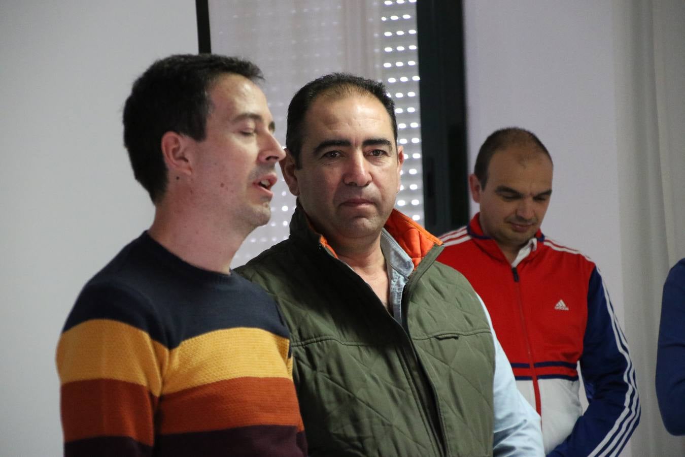Representantes de las hermandades y cofradías de la Semana Santa de Jerez de los Caballeros y la reciente Asociación de Hermanas y Hermanos Costaleros de Jerez de los Caballeros han visitado, esta tarde, la Residencia de Mayores 'Hernando de Soto' con el objetivo de acercar, a los más mayores, la Semana Santa del municipio.