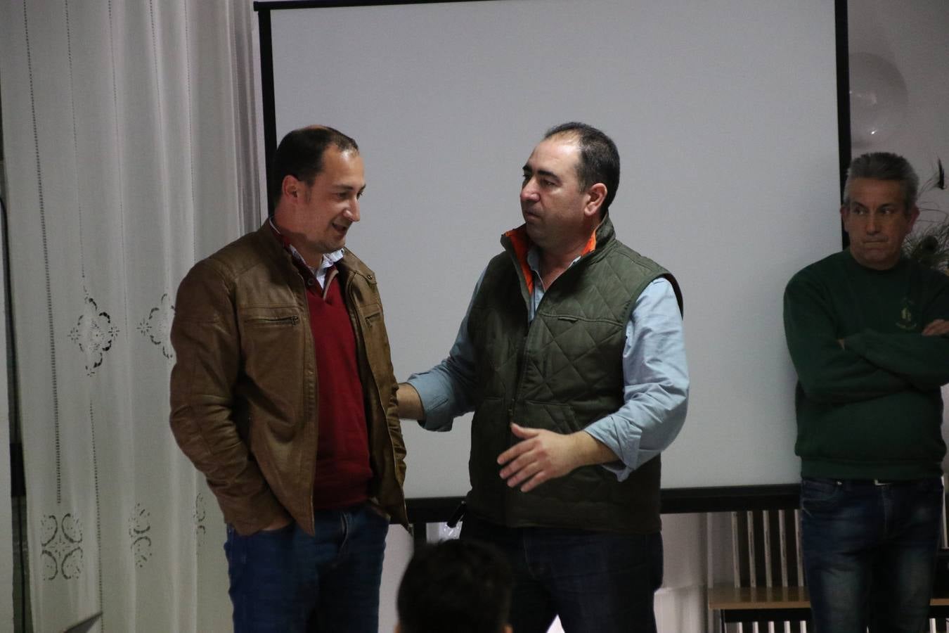 Representantes de las hermandades y cofradías de la Semana Santa de Jerez de los Caballeros y la reciente Asociación de Hermanas y Hermanos Costaleros de Jerez de los Caballeros han visitado, esta tarde, la Residencia de Mayores 'Hernando de Soto' con el objetivo de acercar, a los más mayores, la Semana Santa del municipio.