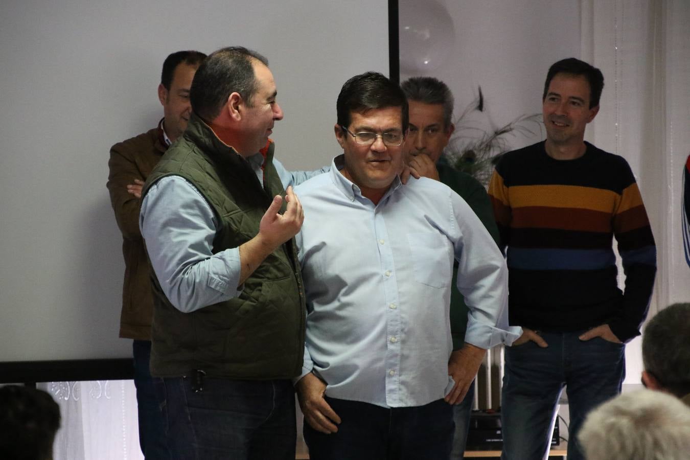 Representantes de las hermandades y cofradías de la Semana Santa de Jerez de los Caballeros y la reciente Asociación de Hermanas y Hermanos Costaleros de Jerez de los Caballeros han visitado, esta tarde, la Residencia de Mayores 'Hernando de Soto' con el objetivo de acercar, a los más mayores, la Semana Santa del municipio.