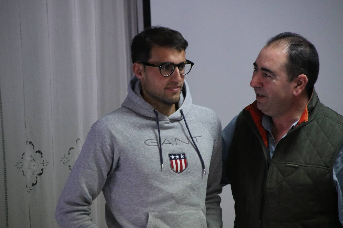 Representantes de las hermandades y cofradías de la Semana Santa de Jerez de los Caballeros y la reciente Asociación de Hermanas y Hermanos Costaleros de Jerez de los Caballeros han visitado, esta tarde, la Residencia de Mayores 'Hernando de Soto' con el objetivo de acercar, a los más mayores, la Semana Santa del municipio.