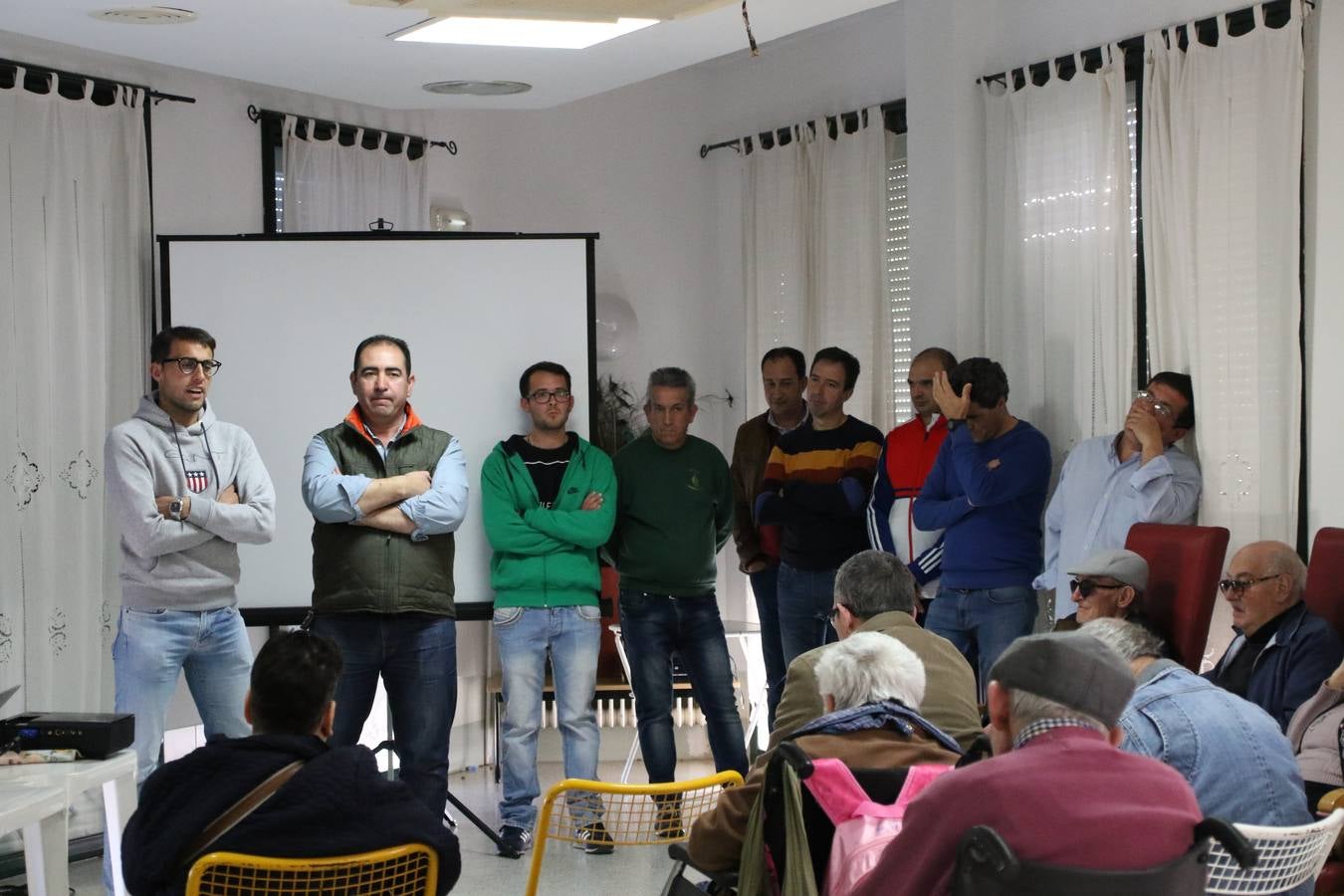 Representantes de las hermandades y cofradías de la Semana Santa de Jerez de los Caballeros y la reciente Asociación de Hermanas y Hermanos Costaleros de Jerez de los Caballeros han visitado, esta tarde, la Residencia de Mayores 'Hernando de Soto' con el objetivo de acercar, a los más mayores, la Semana Santa del municipio.