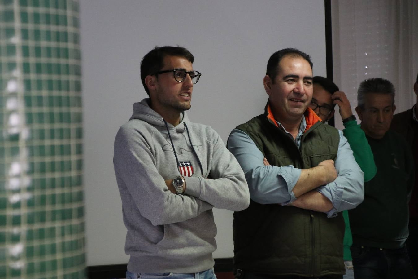 Representantes de las hermandades y cofradías de la Semana Santa de Jerez de los Caballeros y la reciente Asociación de Hermanas y Hermanos Costaleros de Jerez de los Caballeros han visitado, esta tarde, la Residencia de Mayores 'Hernando de Soto' con el objetivo de acercar, a los más mayores, la Semana Santa del municipio.