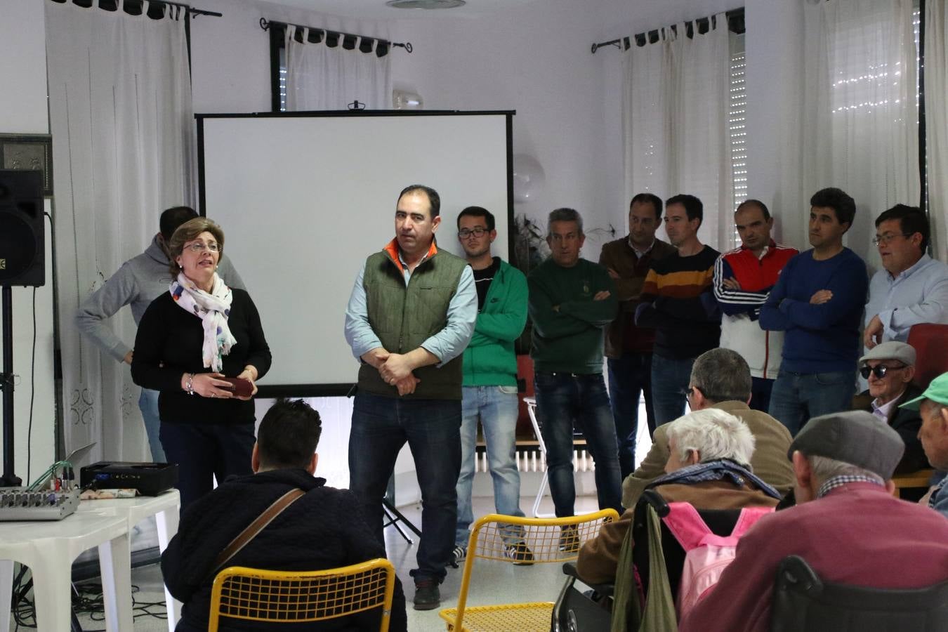 Representantes de las hermandades y cofradías de la Semana Santa de Jerez de los Caballeros y la reciente Asociación de Hermanas y Hermanos Costaleros de Jerez de los Caballeros han visitado, esta tarde, la Residencia de Mayores 'Hernando de Soto' con el objetivo de acercar, a los más mayores, la Semana Santa del municipio.