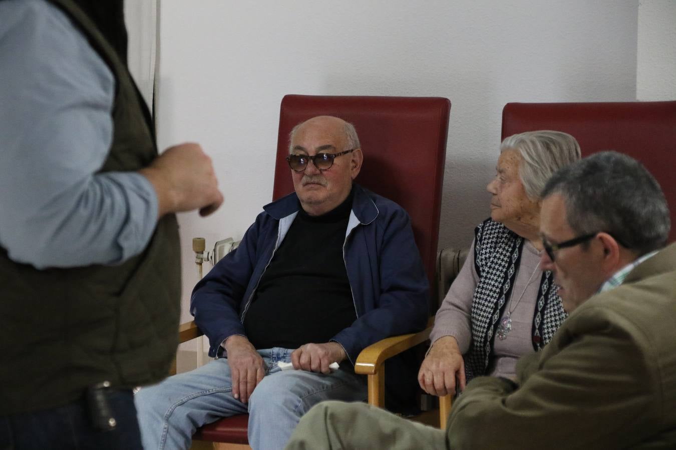 Representantes de las hermandades y cofradías de la Semana Santa de Jerez de los Caballeros y la reciente Asociación de Hermanas y Hermanos Costaleros de Jerez de los Caballeros han visitado, esta tarde, la Residencia de Mayores 'Hernando de Soto' con el objetivo de acercar, a los más mayores, la Semana Santa del municipio.