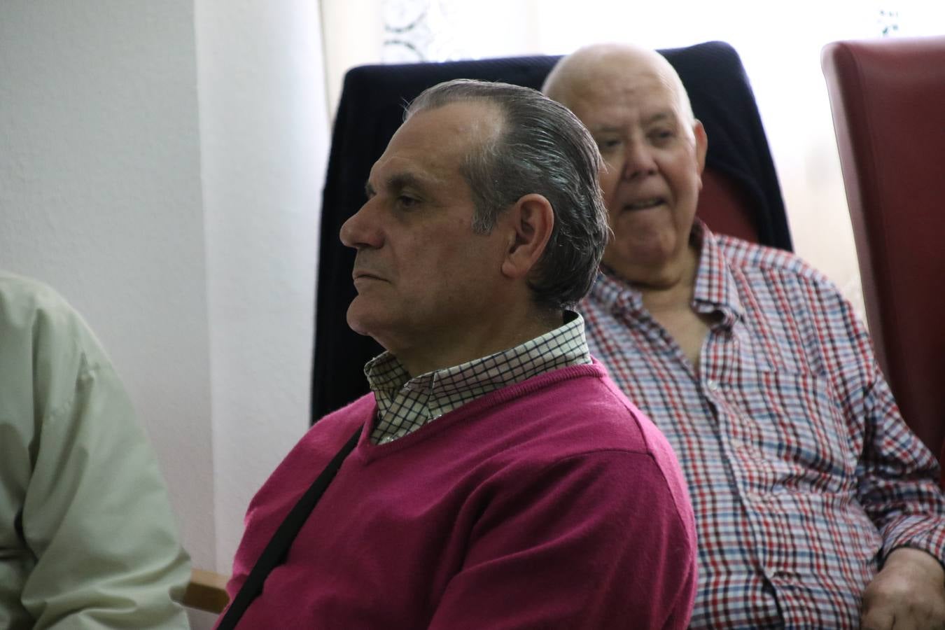 Representantes de las hermandades y cofradías de la Semana Santa de Jerez de los Caballeros y la reciente Asociación de Hermanas y Hermanos Costaleros de Jerez de los Caballeros han visitado, esta tarde, la Residencia de Mayores 'Hernando de Soto' con el objetivo de acercar, a los más mayores, la Semana Santa del municipio.