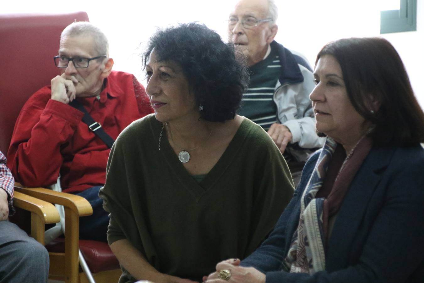 Representantes de las hermandades y cofradías de la Semana Santa de Jerez de los Caballeros y la reciente Asociación de Hermanas y Hermanos Costaleros de Jerez de los Caballeros han visitado, esta tarde, la Residencia de Mayores 'Hernando de Soto' con el objetivo de acercar, a los más mayores, la Semana Santa del municipio.