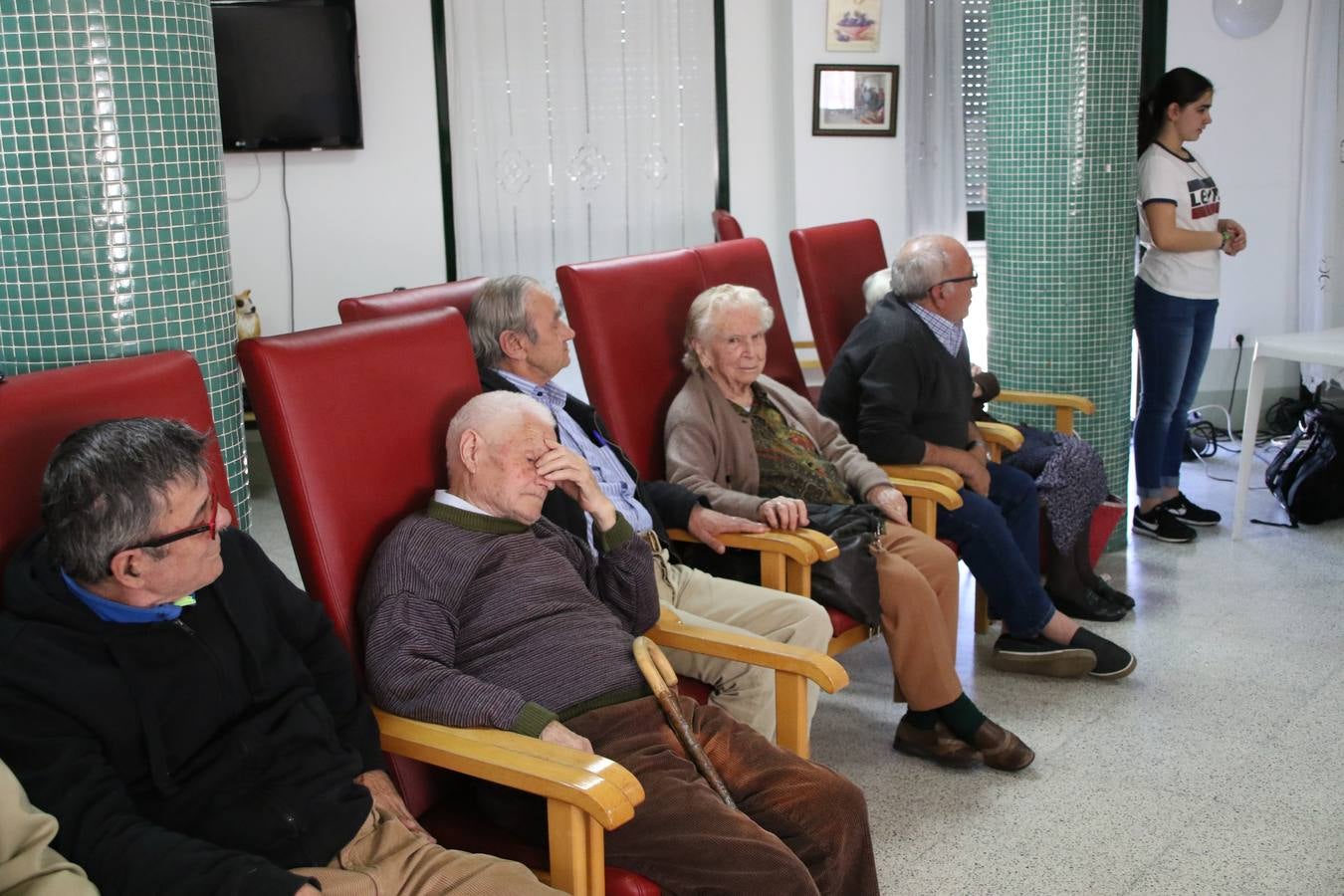 Representantes de las hermandades y cofradías de la Semana Santa de Jerez de los Caballeros y la reciente Asociación de Hermanas y Hermanos Costaleros de Jerez de los Caballeros han visitado, esta tarde, la Residencia de Mayores 'Hernando de Soto' con el objetivo de acercar, a los más mayores, la Semana Santa del municipio.