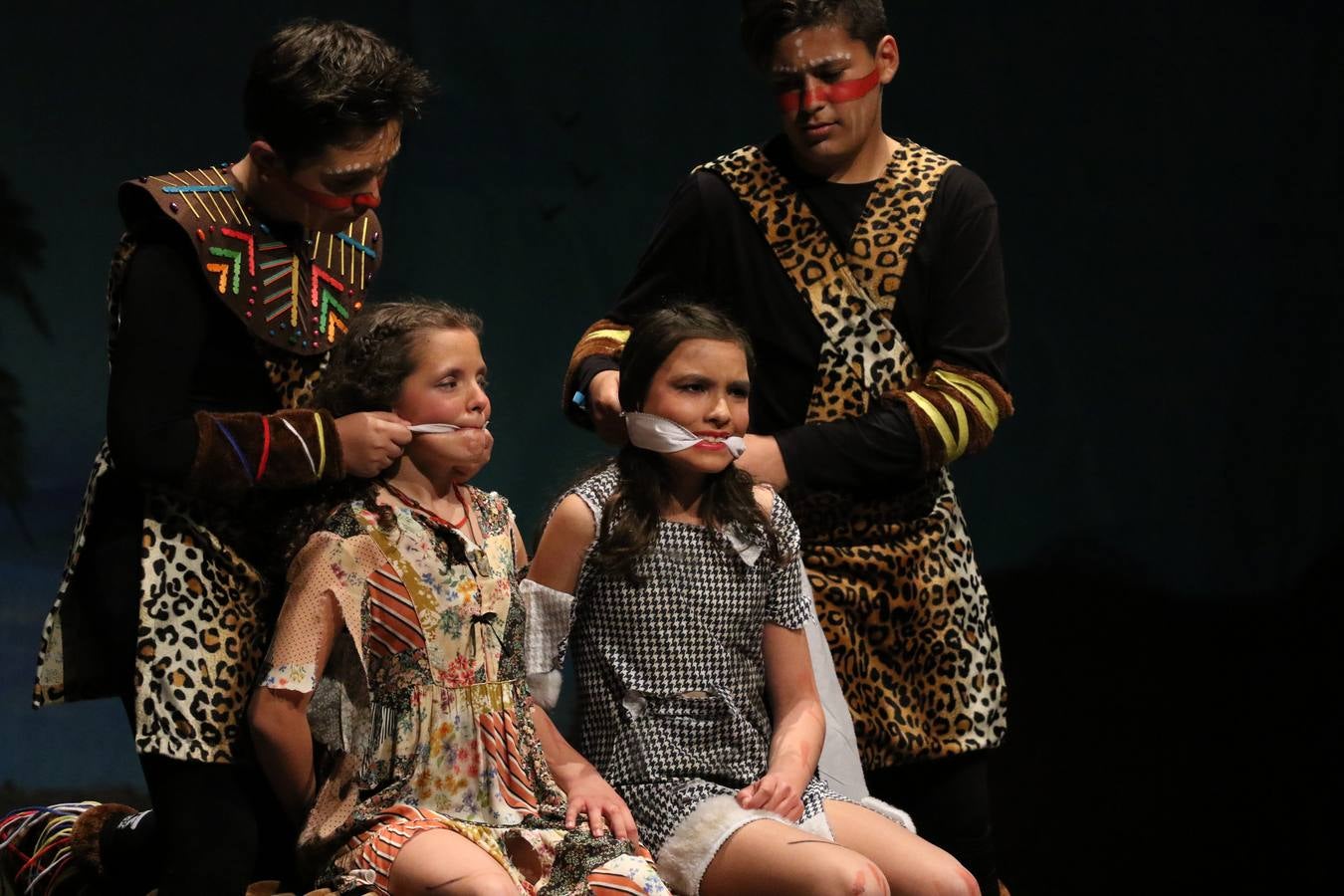 Los alumnos y alumnas de sexto de primaria del C. E. I. P. 'El Rodeo' representaron, ayer, la obra teatral benéfica 'Náufragos, el paraíso perdido', obra de Juan Miguel López Vázquez. La entrada tuvo un precio simbólico de 2 euros que irá destinado a Cruz Roja y 'Andade'. Este sábado, 6 de abril, volverán a representar la citada obra en el Cine-Teatro Balboa, a las 19:30 horas.
