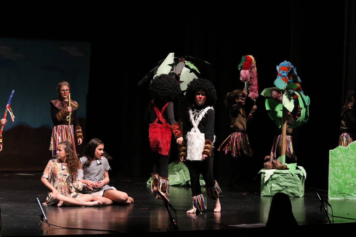 Los alumnos y alumnas de sexto de primaria del C. E. I. P. 'El Rodeo' representaron, ayer, la obra teatral benéfica 'Náufragos, el paraíso perdido', obra de Juan Miguel López Vázquez. La entrada tuvo un precio simbólico de 2 euros que irá destinado a Cruz Roja y 'Andade'. Este sábado, 6 de abril, volverán a representar la citada obra en el Cine-Teatro Balboa, a las 19:30 horas.