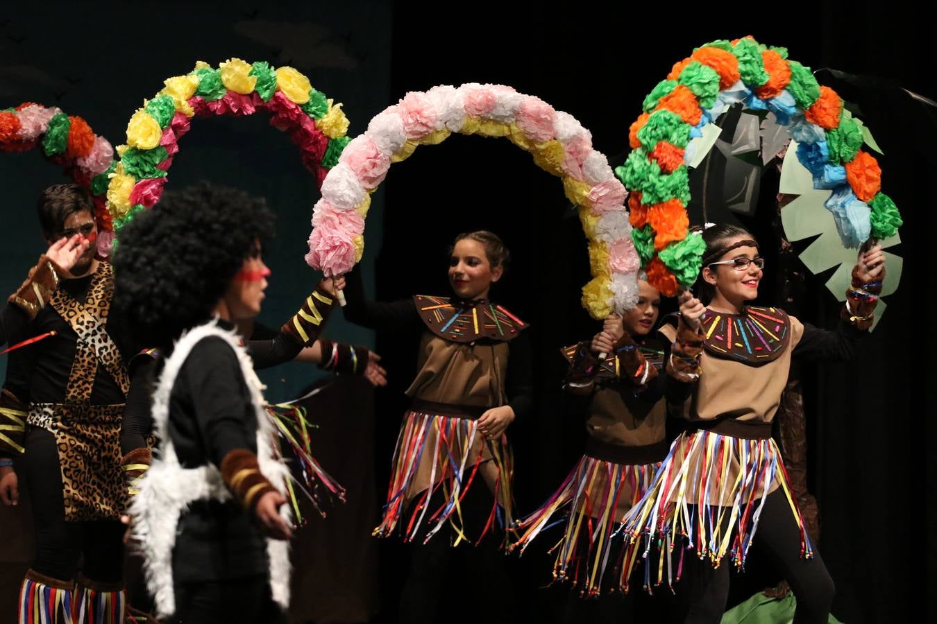 Los alumnos y alumnas de sexto de primaria del C. E. I. P. 'El Rodeo' representaron, ayer, la obra teatral benéfica 'Náufragos, el paraíso perdido', obra de Juan Miguel López Vázquez. La entrada tuvo un precio simbólico de 2 euros que irá destinado a Cruz Roja y 'Andade'. Este sábado, 6 de abril, volverán a representar la citada obra en el Cine-Teatro Balboa, a las 19:30 horas.