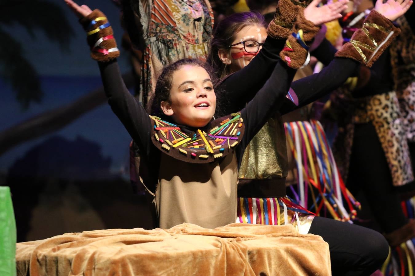 Los alumnos y alumnas de sexto de primaria del C. E. I. P. 'El Rodeo' representaron, ayer, la obra teatral benéfica 'Náufragos, el paraíso perdido', obra de Juan Miguel López Vázquez. La entrada tuvo un precio simbólico de 2 euros que irá destinado a Cruz Roja y 'Andade'. Este sábado, 6 de abril, volverán a representar la citada obra en el Cine-Teatro Balboa, a las 19:30 horas.