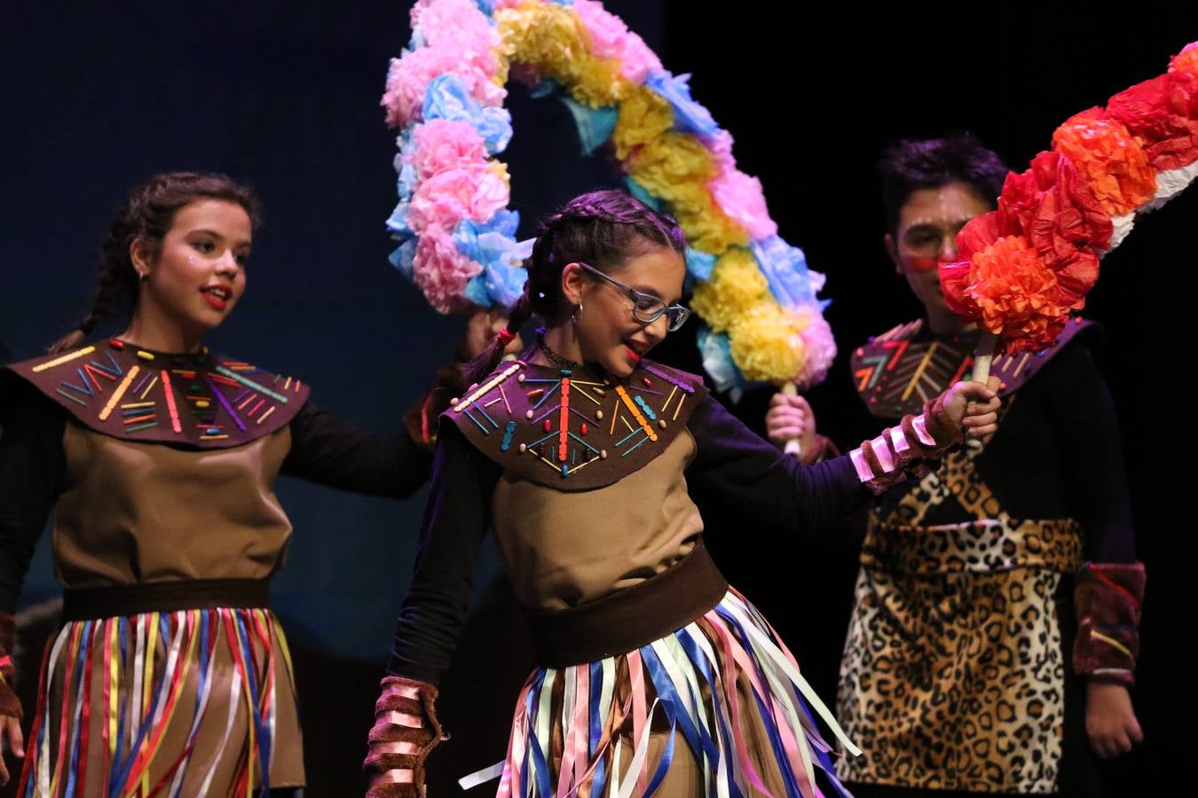 Los alumnos y alumnas de sexto de primaria del C. E. I. P. 'El Rodeo' representaron, ayer, la obra teatral benéfica 'Náufragos, el paraíso perdido', obra de Juan Miguel López Vázquez. La entrada tuvo un precio simbólico de 2 euros que irá destinado a Cruz Roja y 'Andade'. Este sábado, 6 de abril, volverán a representar la citada obra en el Cine-Teatro Balboa, a las 19:30 horas.