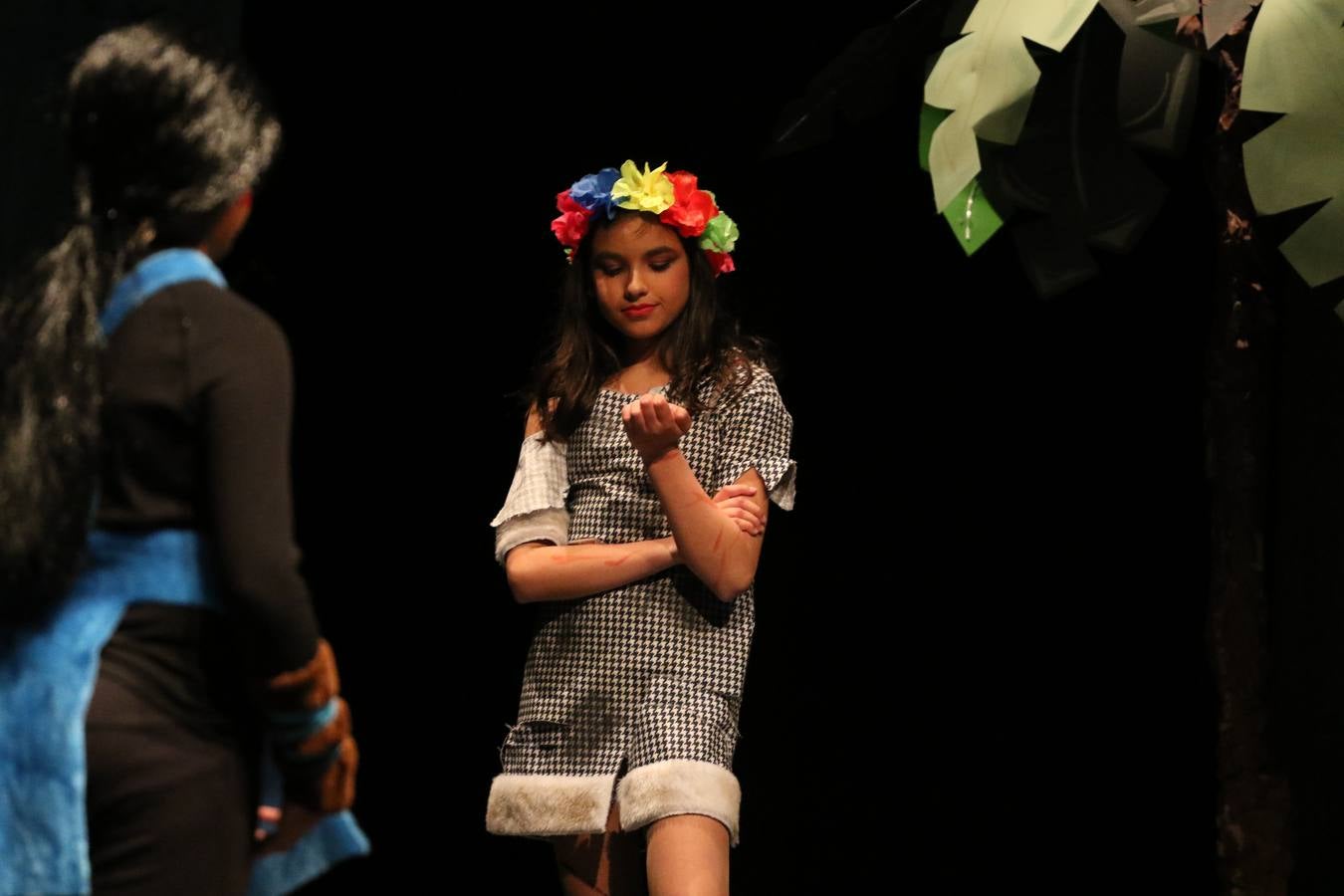 Los alumnos y alumnas de sexto de primaria del C. E. I. P. 'El Rodeo' representaron, ayer, la obra teatral benéfica 'Náufragos, el paraíso perdido', obra de Juan Miguel López Vázquez. La entrada tuvo un precio simbólico de 2 euros que irá destinado a Cruz Roja y 'Andade'. Este sábado, 6 de abril, volverán a representar la citada obra en el Cine-Teatro Balboa, a las 19:30 horas.