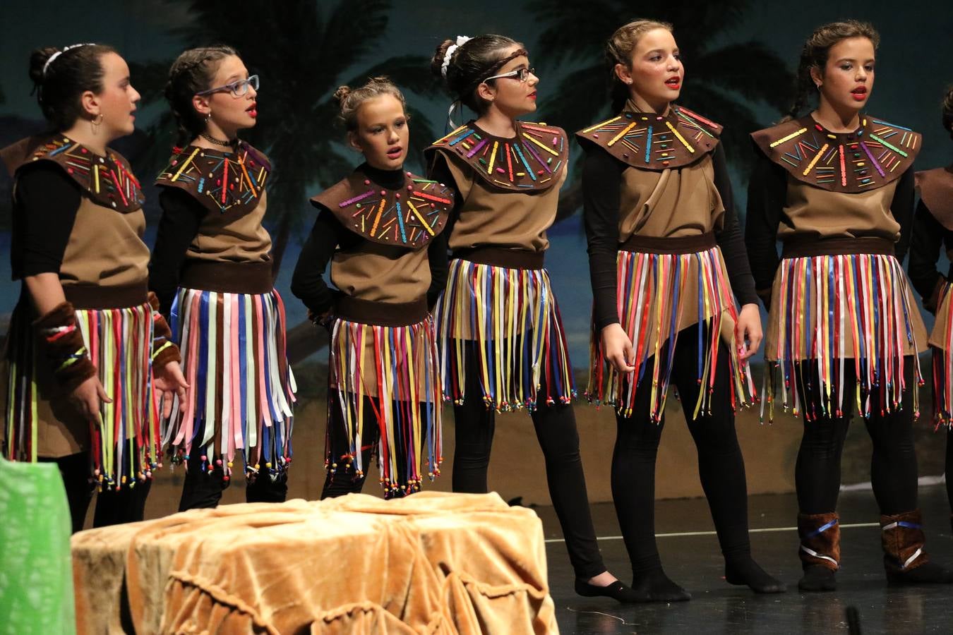 Los alumnos y alumnas de sexto de primaria del C. E. I. P. 'El Rodeo' representaron, ayer, la obra teatral benéfica 'Náufragos, el paraíso perdido', obra de Juan Miguel López Vázquez. La entrada tuvo un precio simbólico de 2 euros que irá destinado a Cruz Roja y 'Andade'. Este sábado, 6 de abril, volverán a representar la citada obra en el Cine-Teatro Balboa, a las 19:30 horas.