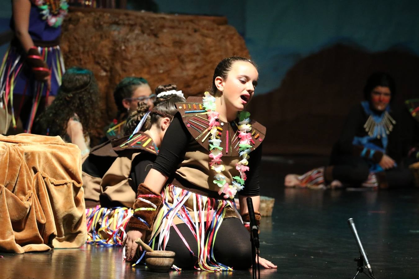 Los alumnos y alumnas de sexto de primaria del C. E. I. P. 'El Rodeo' representaron, ayer, la obra teatral benéfica 'Náufragos, el paraíso perdido', obra de Juan Miguel López Vázquez. La entrada tuvo un precio simbólico de 2 euros que irá destinado a Cruz Roja y 'Andade'. Este sábado, 6 de abril, volverán a representar la citada obra en el Cine-Teatro Balboa, a las 19:30 horas.