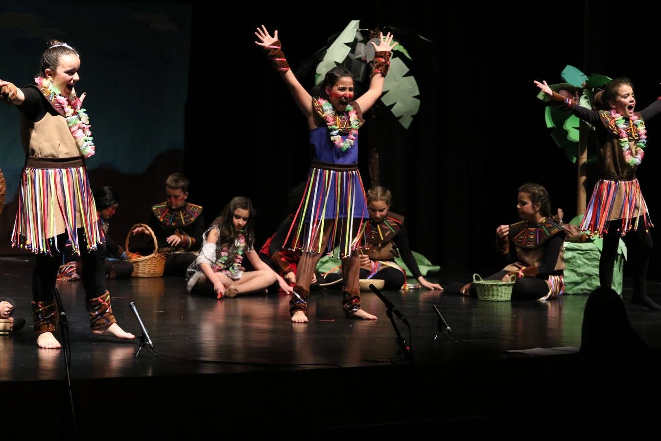 Los alumnos y alumnas de sexto de primaria del C. E. I. P. 'El Rodeo' representaron, ayer, la obra teatral benéfica 'Náufragos, el paraíso perdido', obra de Juan Miguel López Vázquez. La entrada tuvo un precio simbólico de 2 euros que irá destinado a Cruz Roja y 'Andade'. Este sábado, 6 de abril, volverán a representar la citada obra en el Cine-Teatro Balboa, a las 19:30 horas.