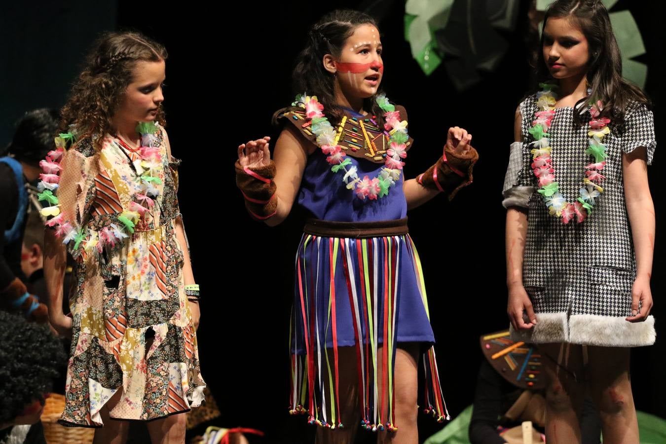Los alumnos y alumnas de sexto de primaria del C. E. I. P. 'El Rodeo' representaron, ayer, la obra teatral benéfica 'Náufragos, el paraíso perdido', obra de Juan Miguel López Vázquez. La entrada tuvo un precio simbólico de 2 euros que irá destinado a Cruz Roja y 'Andade'. Este sábado, 6 de abril, volverán a representar la citada obra en el Cine-Teatro Balboa, a las 19:30 horas.
