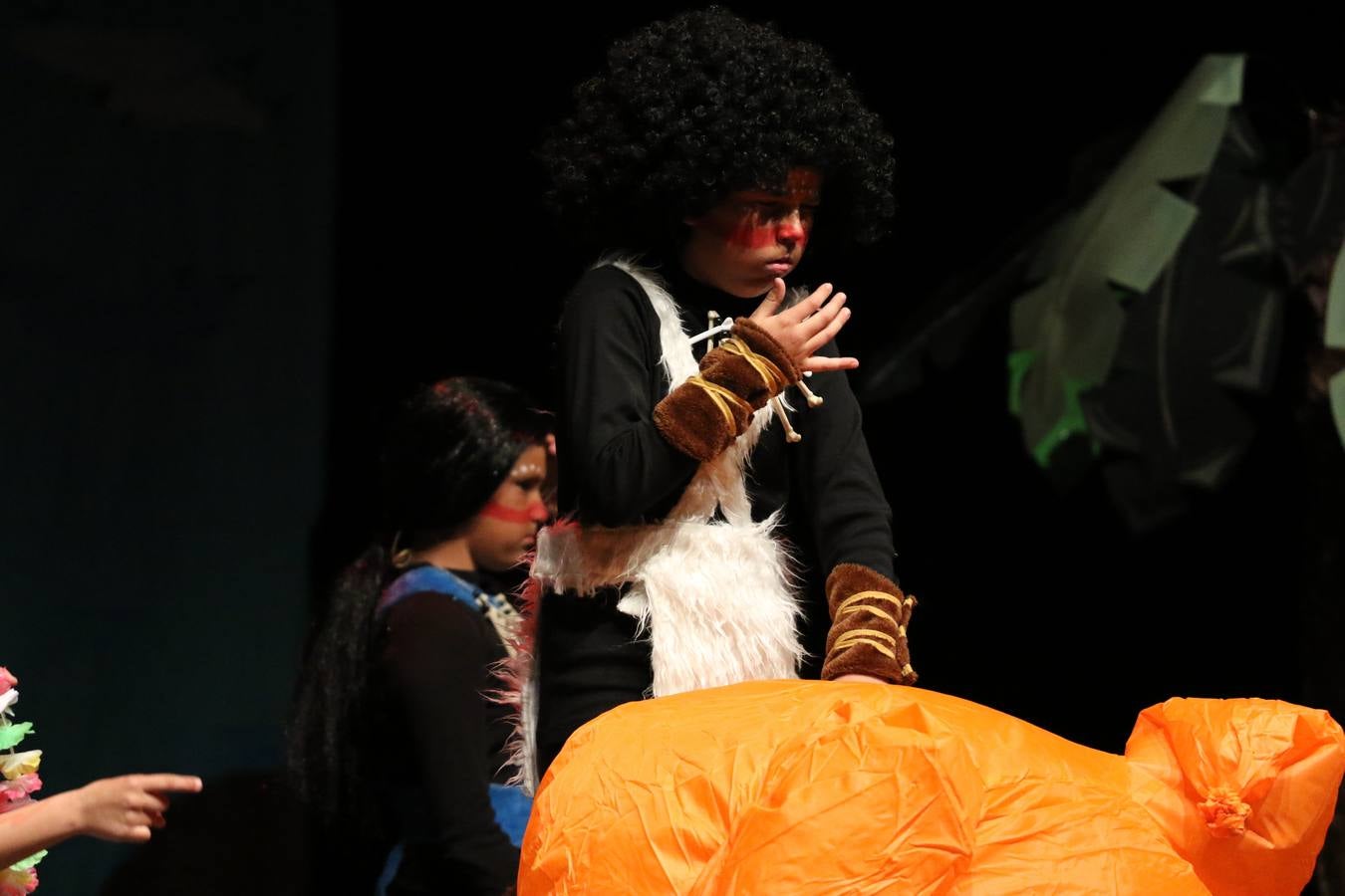 Los alumnos y alumnas de sexto de primaria del C. E. I. P. 'El Rodeo' representaron, ayer, la obra teatral benéfica 'Náufragos, el paraíso perdido', obra de Juan Miguel López Vázquez. La entrada tuvo un precio simbólico de 2 euros que irá destinado a Cruz Roja y 'Andade'. Este sábado, 6 de abril, volverán a representar la citada obra en el Cine-Teatro Balboa, a las 19:30 horas.