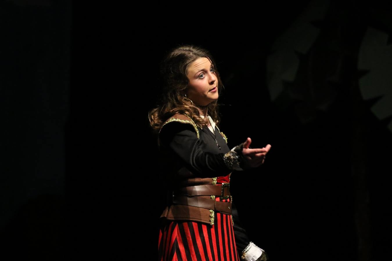 Los alumnos y alumnas de sexto de primaria del C. E. I. P. 'El Rodeo' representaron, ayer, la obra teatral benéfica 'Náufragos, el paraíso perdido', obra de Juan Miguel López Vázquez. La entrada tuvo un precio simbólico de 2 euros que irá destinado a Cruz Roja y 'Andade'. Este sábado, 6 de abril, volverán a representar la citada obra en el Cine-Teatro Balboa, a las 19:30 horas.