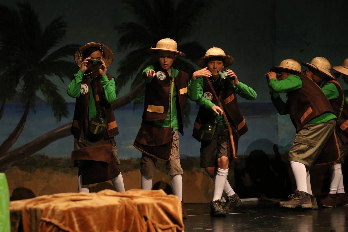 Los alumnos y alumnas de sexto de primaria del C. E. I. P. 'El Rodeo' representaron, ayer, la obra teatral benéfica 'Náufragos, el paraíso perdido', obra de Juan Miguel López Vázquez. La entrada tuvo un precio simbólico de 2 euros que irá destinado a Cruz Roja y 'Andade'. Este sábado, 6 de abril, volverán a representar la citada obra en el Cine-Teatro Balboa, a las 19:30 horas.