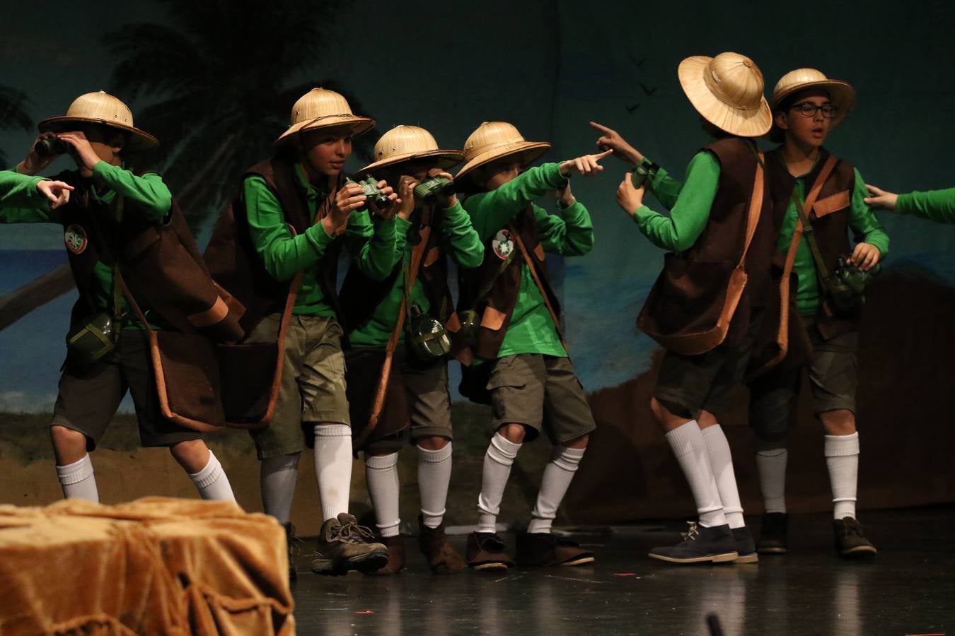 Los alumnos y alumnas de sexto de primaria del C. E. I. P. 'El Rodeo' representaron, ayer, la obra teatral benéfica 'Náufragos, el paraíso perdido', obra de Juan Miguel López Vázquez. La entrada tuvo un precio simbólico de 2 euros que irá destinado a Cruz Roja y 'Andade'. Este sábado, 6 de abril, volverán a representar la citada obra en el Cine-Teatro Balboa, a las 19:30 horas.