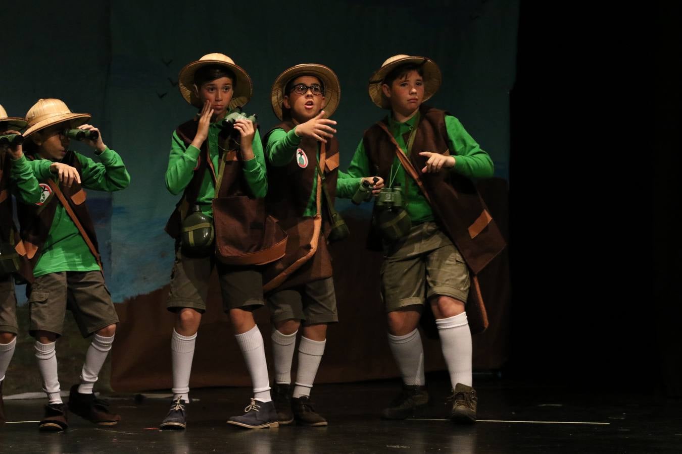 Los alumnos y alumnas de sexto de primaria del C. E. I. P. 'El Rodeo' representaron, ayer, la obra teatral benéfica 'Náufragos, el paraíso perdido', obra de Juan Miguel López Vázquez. La entrada tuvo un precio simbólico de 2 euros que irá destinado a Cruz Roja y 'Andade'. Este sábado, 6 de abril, volverán a representar la citada obra en el Cine-Teatro Balboa, a las 19:30 horas.
