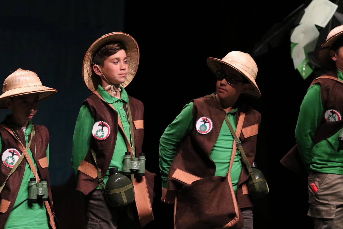Los alumnos y alumnas de sexto de primaria del C. E. I. P. 'El Rodeo' representaron, ayer, la obra teatral benéfica 'Náufragos, el paraíso perdido', obra de Juan Miguel López Vázquez. La entrada tuvo un precio simbólico de 2 euros que irá destinado a Cruz Roja y 'Andade'. Este sábado, 6 de abril, volverán a representar la citada obra en el Cine-Teatro Balboa, a las 19:30 horas.
