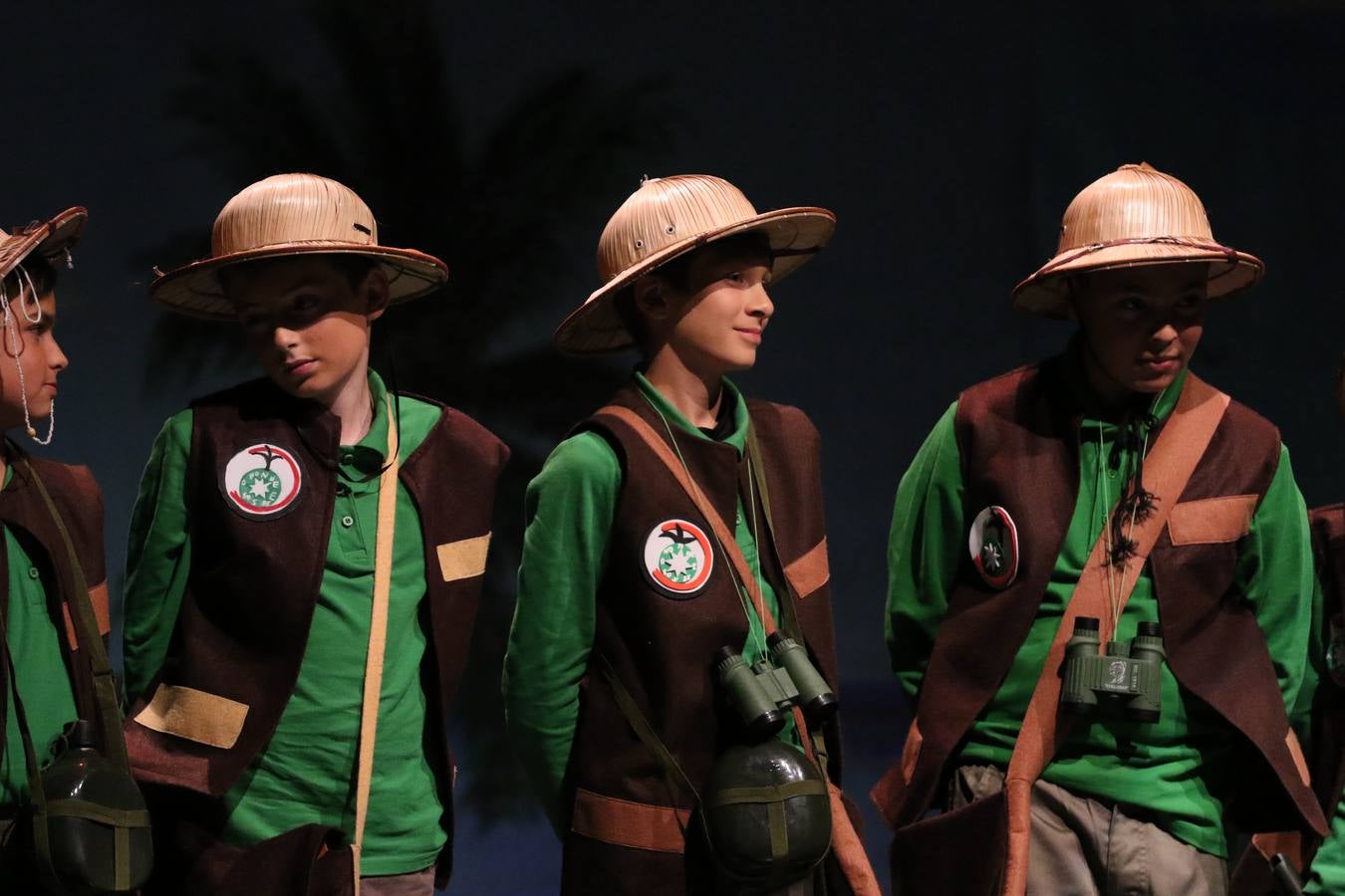 Los alumnos y alumnas de sexto de primaria del C. E. I. P. 'El Rodeo' representaron, ayer, la obra teatral benéfica 'Náufragos, el paraíso perdido', obra de Juan Miguel López Vázquez. La entrada tuvo un precio simbólico de 2 euros que irá destinado a Cruz Roja y 'Andade'. Este sábado, 6 de abril, volverán a representar la citada obra en el Cine-Teatro Balboa, a las 19:30 horas.