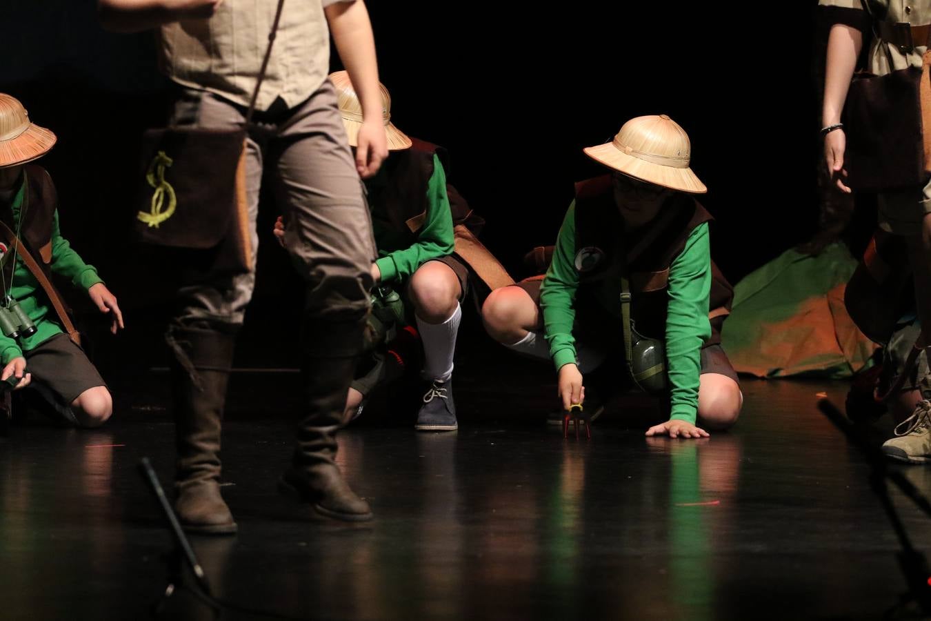 Los alumnos y alumnas de sexto de primaria del C. E. I. P. 'El Rodeo' representaron, ayer, la obra teatral benéfica 'Náufragos, el paraíso perdido', obra de Juan Miguel López Vázquez. La entrada tuvo un precio simbólico de 2 euros que irá destinado a Cruz Roja y 'Andade'. Este sábado, 6 de abril, volverán a representar la citada obra en el Cine-Teatro Balboa, a las 19:30 horas.