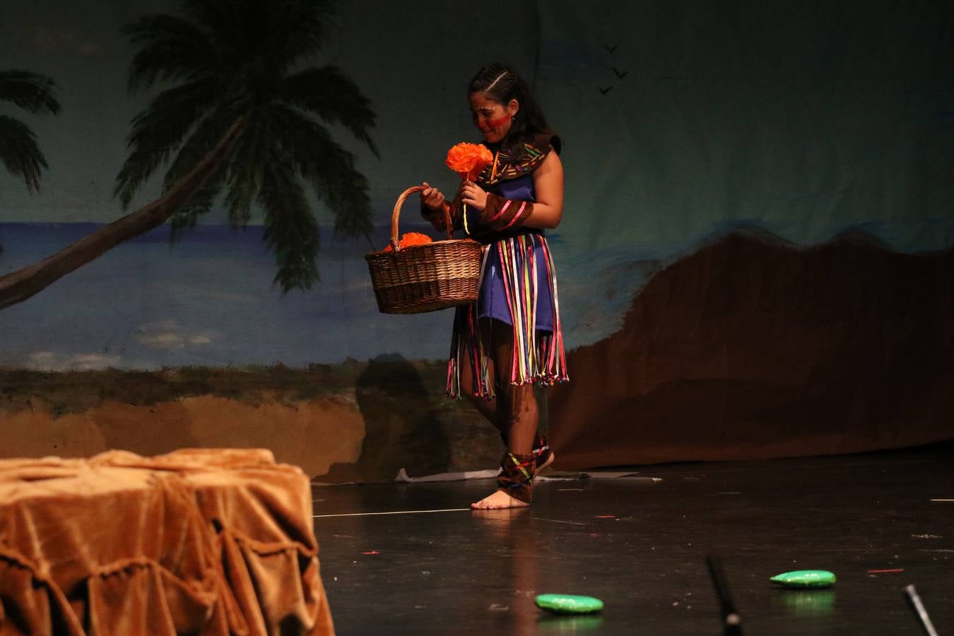 Los alumnos y alumnas de sexto de primaria del C. E. I. P. 'El Rodeo' representaron, ayer, la obra teatral benéfica 'Náufragos, el paraíso perdido', obra de Juan Miguel López Vázquez. La entrada tuvo un precio simbólico de 2 euros que irá destinado a Cruz Roja y 'Andade'. Este sábado, 6 de abril, volverán a representar la citada obra en el Cine-Teatro Balboa, a las 19:30 horas.