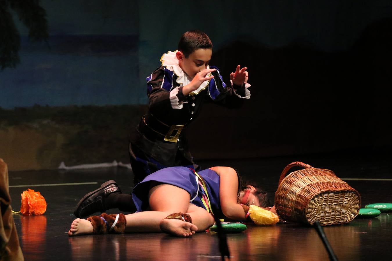 Los alumnos y alumnas de sexto de primaria del C. E. I. P. 'El Rodeo' representaron, ayer, la obra teatral benéfica 'Náufragos, el paraíso perdido', obra de Juan Miguel López Vázquez. La entrada tuvo un precio simbólico de 2 euros que irá destinado a Cruz Roja y 'Andade'. Este sábado, 6 de abril, volverán a representar la citada obra en el Cine-Teatro Balboa, a las 19:30 horas.