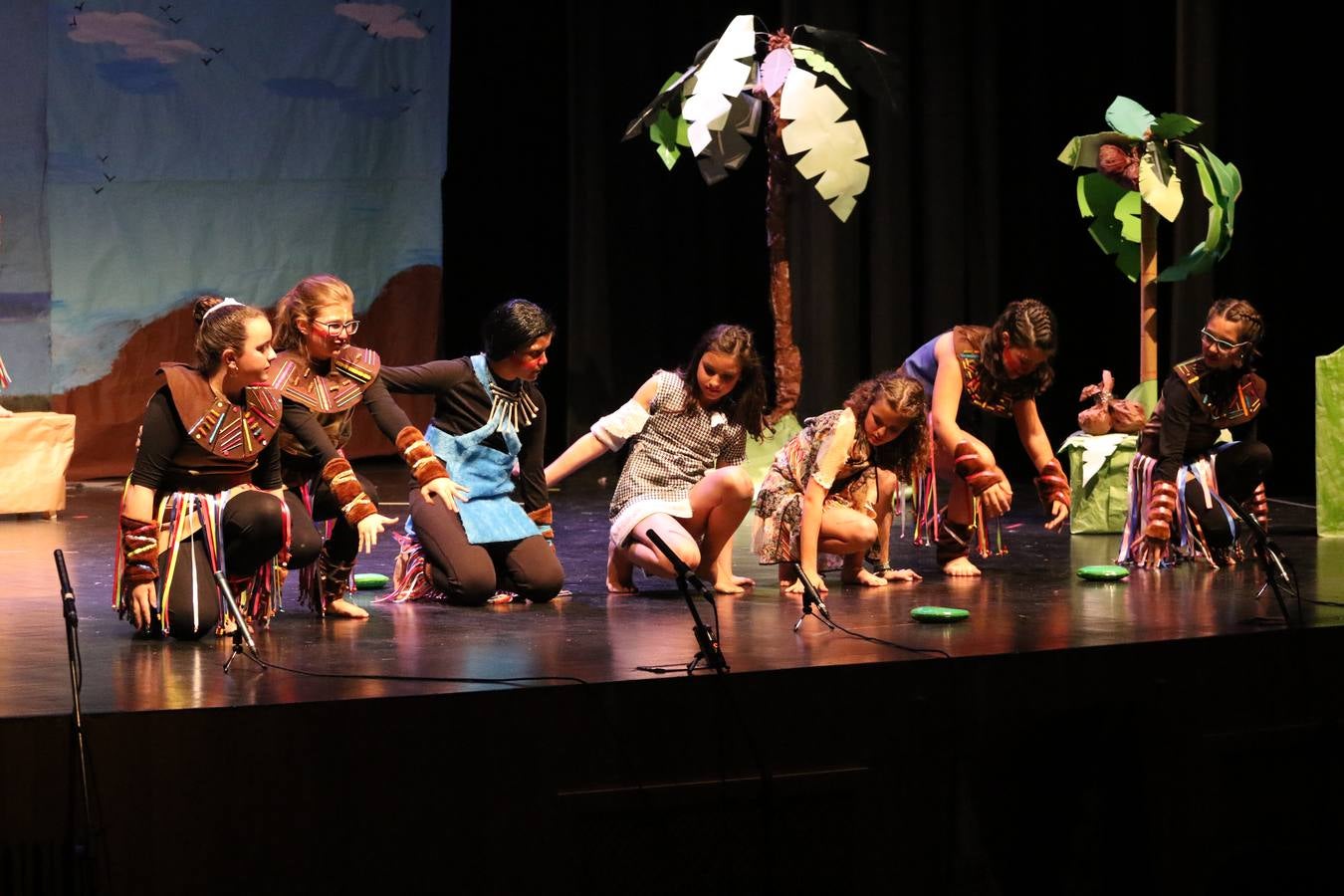 Los alumnos y alumnas de sexto de primaria del C. E. I. P. 'El Rodeo' representaron, ayer, la obra teatral benéfica 'Náufragos, el paraíso perdido', obra de Juan Miguel López Vázquez. La entrada tuvo un precio simbólico de 2 euros que irá destinado a Cruz Roja y 'Andade'. Este sábado, 6 de abril, volverán a representar la citada obra en el Cine-Teatro Balboa, a las 19:30 horas.