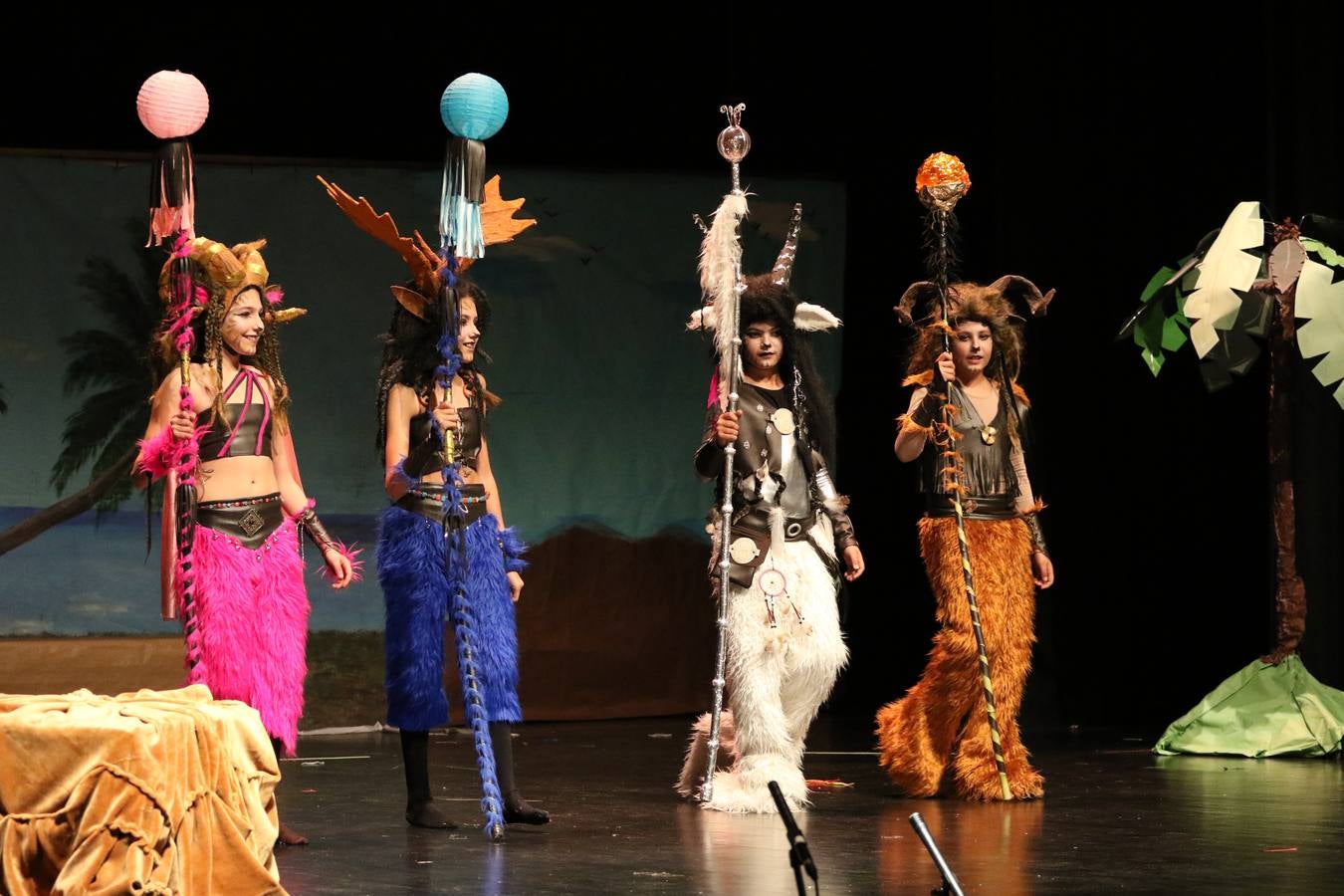 Los alumnos y alumnas de sexto de primaria del C. E. I. P. 'El Rodeo' representaron, ayer, la obra teatral benéfica 'Náufragos, el paraíso perdido', obra de Juan Miguel López Vázquez. La entrada tuvo un precio simbólico de 2 euros que irá destinado a Cruz Roja y 'Andade'. Este sábado, 6 de abril, volverán a representar la citada obra en el Cine-Teatro Balboa, a las 19:30 horas.