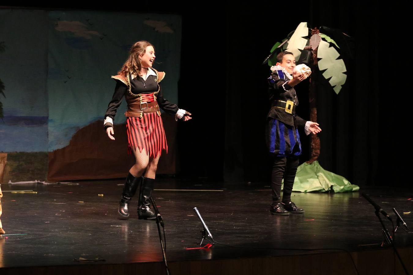 Los alumnos y alumnas de sexto de primaria del C. E. I. P. 'El Rodeo' representaron, ayer, la obra teatral benéfica 'Náufragos, el paraíso perdido', obra de Juan Miguel López Vázquez. La entrada tuvo un precio simbólico de 2 euros que irá destinado a Cruz Roja y 'Andade'. Este sábado, 6 de abril, volverán a representar la citada obra en el Cine-Teatro Balboa, a las 19:30 horas.