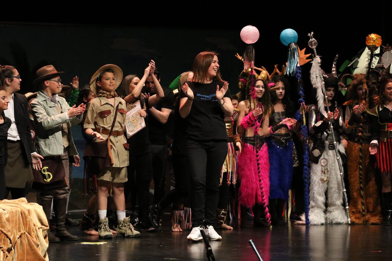 Los alumnos y alumnas de sexto de primaria del C. E. I. P. 'El Rodeo' representaron, ayer, la obra teatral benéfica 'Náufragos, el paraíso perdido', obra de Juan Miguel López Vázquez. La entrada tuvo un precio simbólico de 2 euros que irá destinado a Cruz Roja y 'Andade'. Este sábado, 6 de abril, volverán a representar la citada obra en el Cine-Teatro Balboa, a las 19:30 horas.