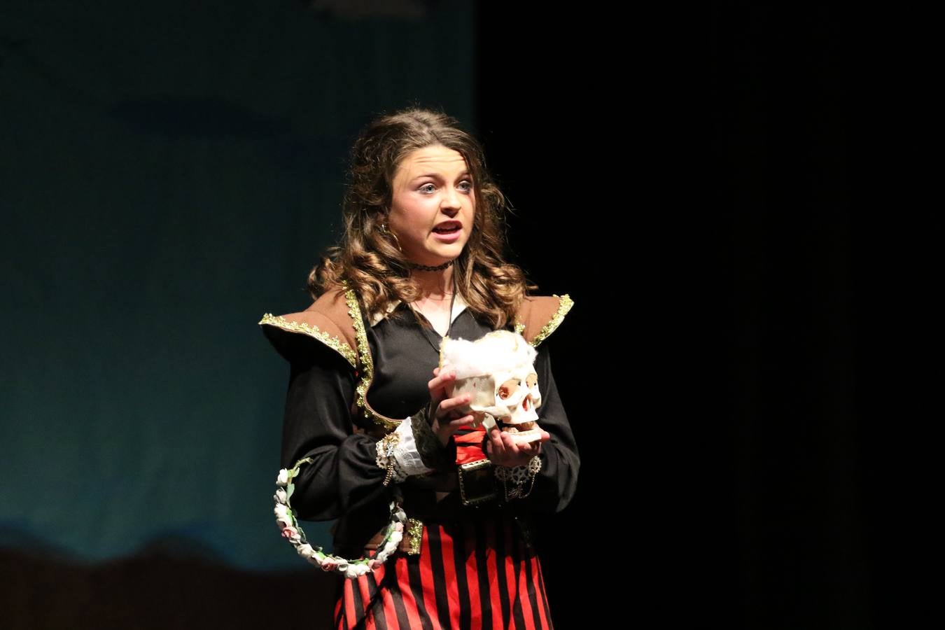 Los alumnos y alumnas de sexto de primaria del C. E. I. P. 'El Rodeo' representaron, ayer, la obra teatral benéfica 'Náufragos, el paraíso perdido', obra de Juan Miguel López Vázquez. La entrada tuvo un precio simbólico de 2 euros que irá destinado a Cruz Roja y 'Andade'. Este sábado, 6 de abril, volverán a representar la citada obra en el Cine-Teatro Balboa, a las 19:30 horas.