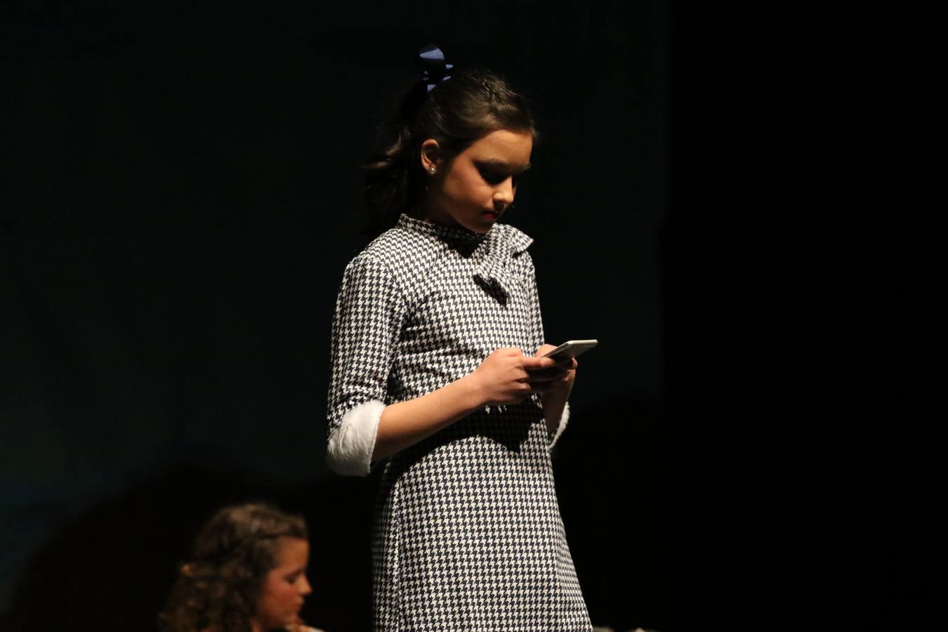 Los alumnos y alumnas de sexto de primaria del C. E. I. P. 'El Rodeo' representaron, ayer, la obra teatral benéfica 'Náufragos, el paraíso perdido', obra de Juan Miguel López Vázquez. La entrada tuvo un precio simbólico de 2 euros que irá destinado a Cruz Roja y 'Andade'. Este sábado, 6 de abril, volverán a representar la citada obra en el Cine-Teatro Balboa, a las 19:30 horas.