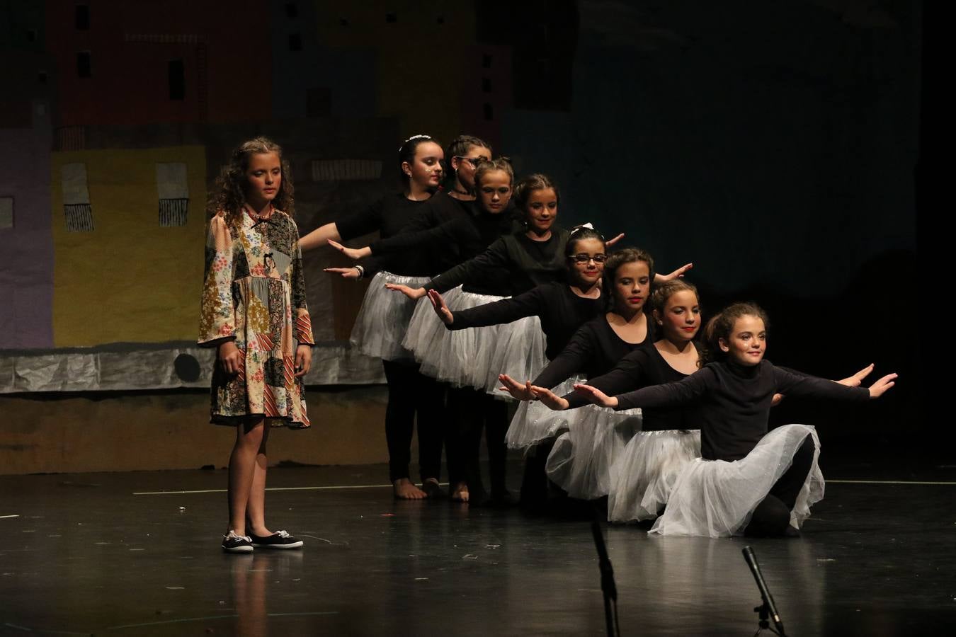 Los alumnos y alumnas de sexto de primaria del C. E. I. P. 'El Rodeo' representaron, ayer, la obra teatral benéfica 'Náufragos, el paraíso perdido', obra de Juan Miguel López Vázquez. La entrada tuvo un precio simbólico de 2 euros que irá destinado a Cruz Roja y 'Andade'. Este sábado, 6 de abril, volverán a representar la citada obra en el Cine-Teatro Balboa, a las 19:30 horas.