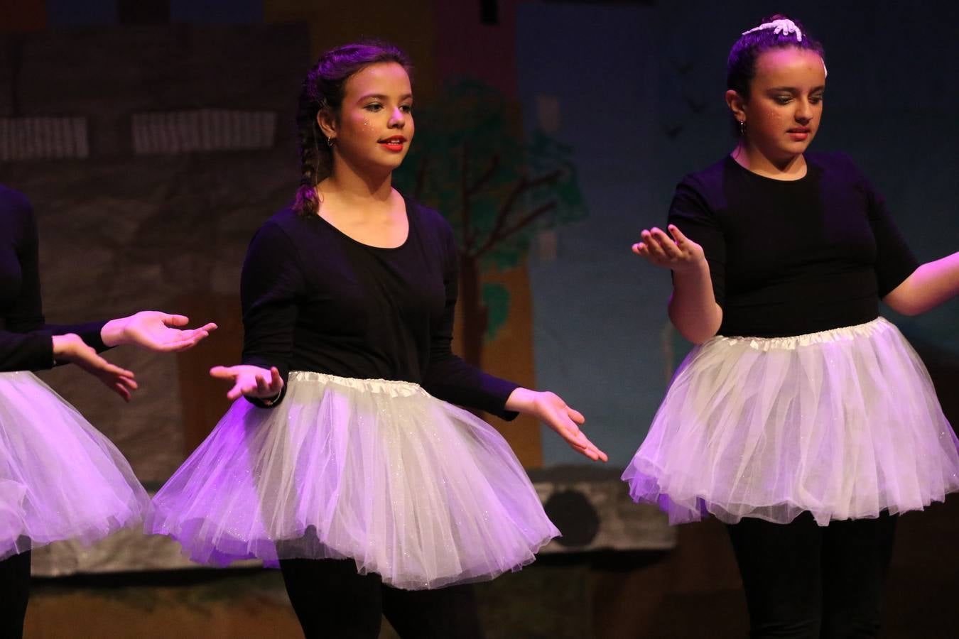 Los alumnos y alumnas de sexto de primaria del C. E. I. P. 'El Rodeo' representaron, ayer, la obra teatral benéfica 'Náufragos, el paraíso perdido', obra de Juan Miguel López Vázquez. La entrada tuvo un precio simbólico de 2 euros que irá destinado a Cruz Roja y 'Andade'. Este sábado, 6 de abril, volverán a representar la citada obra en el Cine-Teatro Balboa, a las 19:30 horas.