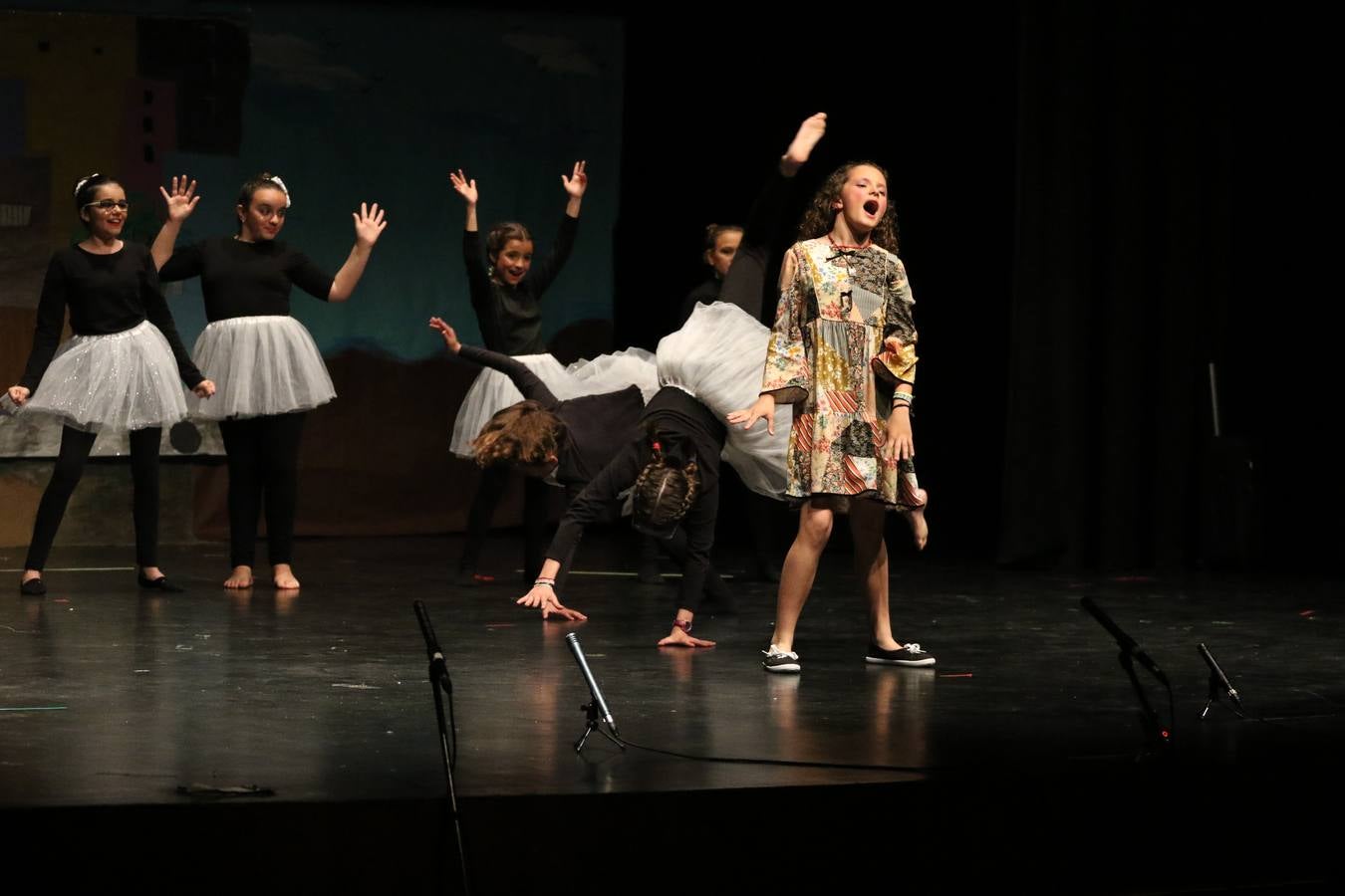 Los alumnos y alumnas de sexto de primaria del C. E. I. P. 'El Rodeo' representaron, ayer, la obra teatral benéfica 'Náufragos, el paraíso perdido', obra de Juan Miguel López Vázquez. La entrada tuvo un precio simbólico de 2 euros que irá destinado a Cruz Roja y 'Andade'. Este sábado, 6 de abril, volverán a representar la citada obra en el Cine-Teatro Balboa, a las 19:30 horas.